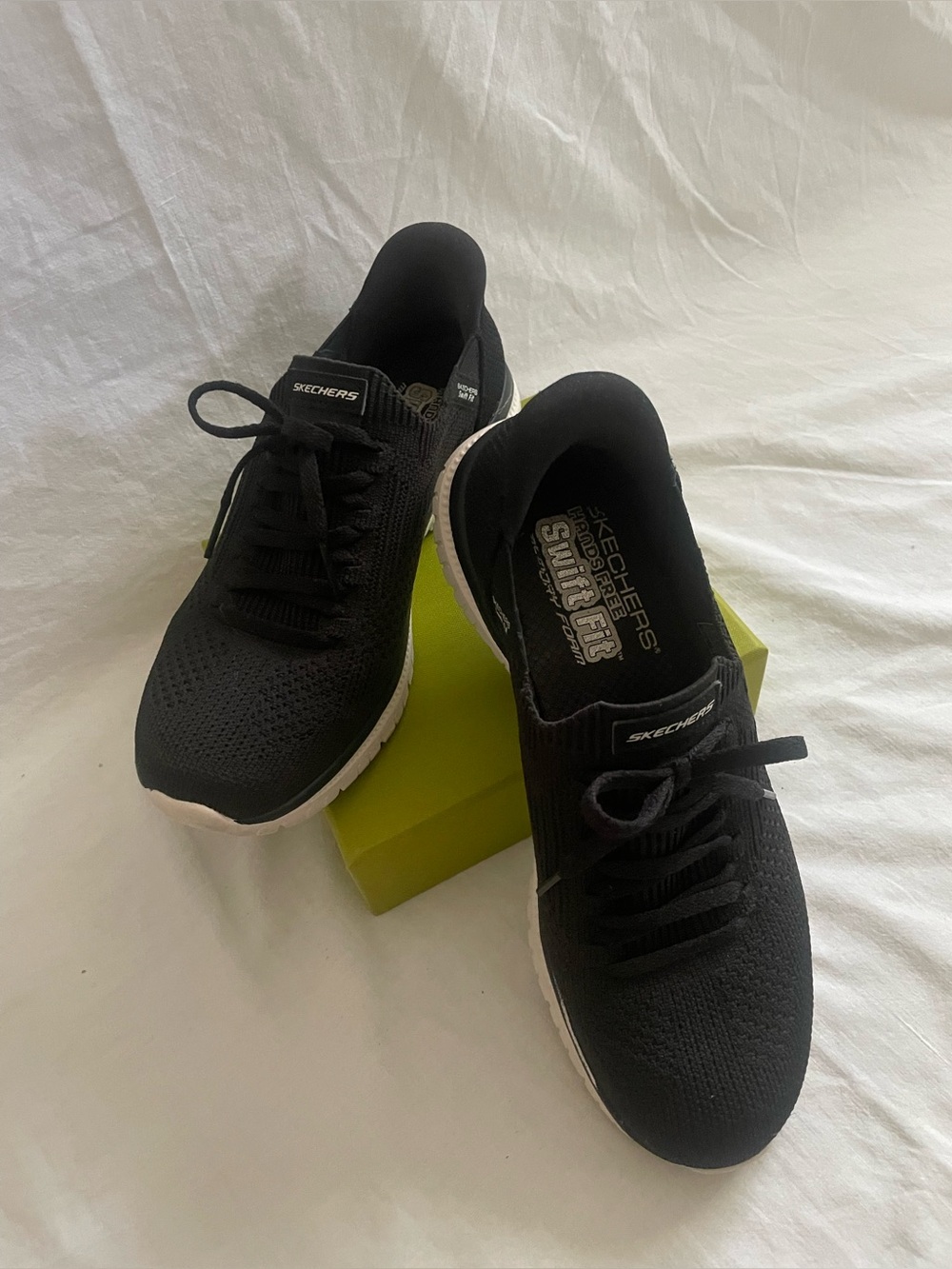 EUC Women’s Skechers Hands Free Swift Fit shoes